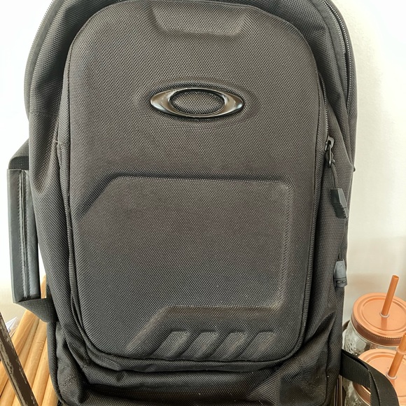 Oakley Backpack perfect for laptop - Picture 7 of 9